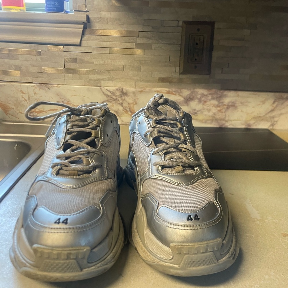 Balenciaga designer shoe beat can fix with a deep clean ( new laces needed)